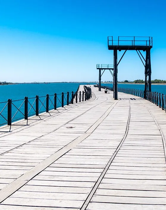 Vista de la Costa de la Luz y la Sierra de Huelva, con playas como Matalascañas y Mazagón, y paisajes naturales en Aracena y Riotinto