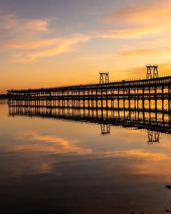 Panorámica de Huelva con el Muelle del Tinto al atardecer, un destino turístico con historia, cultura y naturaleza en Andalucía, España